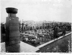 Blick auf den Soldatenfriedhof und die Ehrenhalle in Namur-Belgrade kurz nach der Fertigstellung um 1915; Aufdruck auf der Rückseite: J. Henry, 31 Av. Félloien Rops, Namur; Kennung: NLJS_Dokumente_CV_0587; digitalisiert und zusammengestellt: Frank-Egon Stoll-Berberich, 2023.