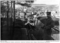 Foto eines unbekannten Soldaten, Aufnahmeort: Kaiserliche Fortifikation Namur, Belgien, Blickrichtung auf Stadt Namur; NLJS_Dokumente_CV_0590; digitalisiert und zusammengestellt: Frank-Egon Stoll-Berberich, 2023.