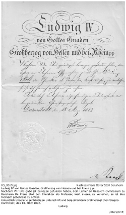 Franz Xaver Stoll (8. Oktober 1834 - 8. Januar 1902) Ernennung zum Professor; XS_0369.jpg; Nachlass Franz Xaver Stoll, Bensheim; Text: Ludwig IV von Gottes Gnaden, Großherzog von Hessen und bei Rhein p.p. Nachdem Wir Uns gnädigst bewogen gefunden haben, dem Lehrer an Unserem Gymnasium zu Bensheim Dr. Franz Stoll den Charakter als Professor, kraft dieses, zu verleihen, so ist dies hiernach gebührend zu achten. Urkundlich Unserer eigenhändigen Unterschrift und beigedrücktem Großherzoglichen Siegels. Darmstadt, den 18. März 1882. Ludwig; digitalisiert und zusammengestellt: Frank-Egon Stoll-Berberich, 2023.