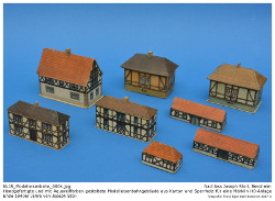 Handgefertigte Kartonmodelle von kleinen Wohnhäusern und Wirtschaftsgebäuden aus den 1930er bis späten 1940er Jahren im Maßstab 1:87 (H0). Die Gebäude wurden aus grobem Karton gefertigt und mit Papier beklebt, welches zuvor mit Tusche und Aquarell aufwendig gestaltet wurde. Teilweise wurden die fertigen Gebäude mit Klarlack überzogen. Kennung: NLJS_Modelleisenbahn_0004