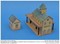 Handgefertigte Kartonmodelle eines Bahnhofgebäudes nebst Wartesaal und Bahnsteigüberdachung aus den 1930er bis späten 1940er Jahren im Maßstab 1:87 (H0). Die Gebäude wurden aus grobem Karton gefertigt und mit Papier beklebt, welches zuvor mit Tusche und Aquarell aufwendig gestaltet wurde. Teilweise wurden die fertigen Gebäude mit Klarlack überzogen. Bei den Gebäuden, die zum Bahnhof "Bensheim" gehören ist dies nicht der Fall. Auch wenn das Modell den Namen "Bensheim" trägt, hat er keine Ähnlichkeiten mit dem Original. Kennung: NLJS_Modelleisenbahn_0006