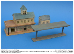 Handgefertigte Kartonmodelle eines Bahnhofgebäudes nebst Wartesaal und Bahnsteigüberdachung aus den 1930er bis späten 1940er Jahren im Maßstab 1:87 (H0). Die Gebäude wurden aus grobem Karton gefertigt und mit Papier beklebt, welches zuvor mit Tusche und Aquarell aufwendig gestaltet wurde. Teilweise wurden die fertigen Gebäude mit Klarlack überzogen. Bei den Gebäuden, die zum Bahnhof "Bensheim" gehören ist dies nicht der Fall. Auch wenn das Modell den Namen "Bensheim" trägt, hat er keine Ähnlichkeiten mit dem Original. Kennung: NLJS_Modelleisenbahn_0007