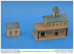 Handgefertigte Kartonmodelle eines Bahnhofgebäudes nebst Wartesaal und Bahnsteigüberdachung aus den 1930er bis späten 1940er Jahren im Maßstab 1:87 (H0). Die Gebäude wurden aus grobem Karton gefertigt und mit Papier beklebt, welches zuvor mit Tusche und Aquarell aufwendig gestaltet wurde. Teilweise wurden die fertigen Gebäude mit Klarlack überzogen. Bei den Gebäuden, die zum Bahnhof "Bensheim" gehören ist dies nicht der Fall. Auch wenn das Modell den Namen "Bensheim" trägt, hat er keine Ähnlichkeiten mit dem Original. Kennung: NLJS_Modelleisenbahn_0008