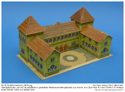 Handgefertigtes Kartonmodell eines Schlosses nebst Parkanlage aus den 1930er bis späten 1940er Jahren im Maßstab 1:87 (H0). Die Gebäude wurden aus grobem Karton gefertigt und mit Papier beklebt, welches zuvor mit Tusche und Aquarell aufwendig gestaltet wurde. Teilweise wurden die fertigen Gebäude mit Klarlack überzogen. Auch wenn das Schloss kein historisches Vorbild hat, so stellt es ein imposantes Gebilde dar. Kennung: NLJS_Modelleisenbahn_0009