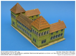 Handgefertigtes Kartonmodell eines Schlosses nebst Parkanlage aus den 1930er bis späten 1940er Jahren im Maßstab 1:87 (H0). Die Gebäude wurden aus grobem Karton gefertigt und mit Papier beklebt, welches zuvor mit Tusche und Aquarell aufwendig gestaltet wurde. Teilweise wurden die fertigen Gebäude mit Klarlack überzogen. Auch wenn das Schloss kein historisches Vorbild hat, so stellt es ein imposantes Gebilde dar. Kennung: NLJS_Modelleisenbahn_0011