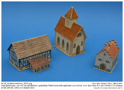 Handgefertigte Kartonmodelle einer Kirche, eines Bauernhofes und eines kleinen Rathauses aus den 1930er bis späten 1940er Jahren im Maßstab 1:87 (H0). Die Gebäude wurden aus grobem Karton gefertigt und mit Papier beklebt, welches zuvor mit Tusche und Aquarell aufwendig gestaltet wurde. Teilweise wurden die fertigen Gebäude mit Klarlack überzogen. Kennung: NLJS_Modelleisenbahn_0013