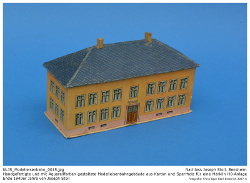 Handgefertigtes Kartonmodelle einer Schule aus den 1930er bis späten 1940er Jahren im Maßstab 1:87 (H0). Die Gebäude wurden aus grobem Karton gefertigt und mit Papier beklebt, welches zuvor mit Tusche und Aquarell aufwendig gestaltet wurde. Teilweise wurden die fertigen Gebäude mit Klarlack überzogen. Kennung: NLJS_Modelleisenbahn_0015