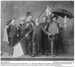 Kennung: NLAK_0004.jpg; Nachlass Anna Kirchbach, Bensheim; Fotografie um 1910 mit rückseitiger Aufschrift; v.r.n.l.: Mit Schirm Maler Pens (Frankfurt), Opernsänger Schneider (Frankfurt),  Emil Soens (Paris), Photograph J. B. Ciolina mit seiner Frau (beide Frankfurt) und Max Kirchbach (Frankfurt).