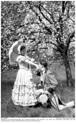 Mitglieder der Biedermeiergruppe der Heimatvereinigung "Oald Bensem", um 1950. Die Aufnahmen entstanden auf den Streuobstwiesen westlich des Bischöflichen Konvikts (heute Rathaus).