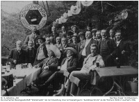 Die Auerbacher Herrengesellschaft "Bondelzwarts" bei der Einweihung ihres Sommerrefugiums "Bondelzwartsruhe" an der Wiemers Mühle in Auerbach 1906; Kennung: NLJS_Nebenbau_001.jpg; Nachlass Joseph Stoll, Bensheim.