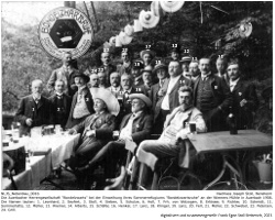 Die Auerbacher Herrengesellschaft "Bondelzwarts" bei der Einweihung ihres Sommerrefugiums "Bondelzwartsruhe" an der Wiemers Mühle in Auerbach 1906. Die Namen der Herren lauten: 1. Leonhard, 2. Seyfert, 3. Stoll, 4. Sieben, 5. Schulze, 6. Holl, 7. Frh. von Wolzogen, 8. Erlösser, 9. Richter, 10. Schmidt, 11. Sommerlatte, 12. Müller, 13. Wiemer, 14. Alberts, 15. Schäfer, 16. Henkel, 17. Lanz, 18. Klingel, 19. Lanz, 20. Fell, 21. Müller, 22. Schwebel, 23. Petersen, 24. Grill; Kennung: NLJS_Nebenbau_001b.jpg; Nachlass Joseph Stoll, Bensheim