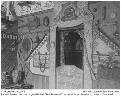 Die im Kolonialstil eingerichteten Räumlichkeiten der Herrengesellschaft "Bondelzwarts" in Auerbach (heute: Bensheim Auerbach) im Hotel "Bauer" um 1906. Der Thronsaal mit Ölgemälden des Vorstandes, der Hauptraum ausgestattet mit authentischen und originalen Teilen aus Südafrika, darunter Schwertern, Kopfschmuck, Schildkrötenpanzern etc; Kennung: NLJS_Nebenbau_043.jpg; Nachlass Joseph Stoll, Bensheim.